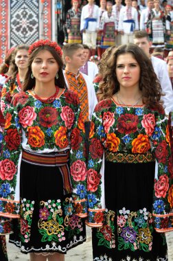 Borshiv - Ternopil - Ukrayna - 18 Eylül 2016. Borshchiv şehir Ukraynalı işlemeli gömlek geleneksel festival katılımcıları