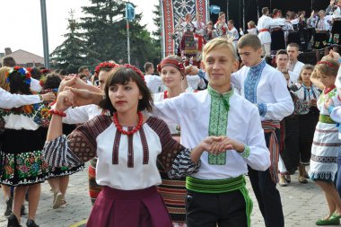 Borshiv - Ternopil - Ukrayna - 18 Eylül 2016. Borshchiv şehir Ukraynalı işlemeli gömlek geleneksel festival katılımcıları