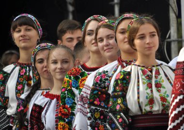 Borshiv - Ternopil - Ukrayna - 18 Eylül 2016. Borshchiv şehir Ukraynalı işlemeli gömlek geleneksel festival katılımcıları