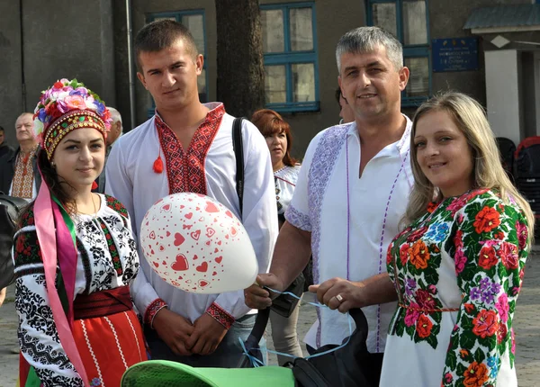 Borshiv テルノーピリ ウクライナ 2016 Borshchiv 市のウクライナ刺繍シャツの伝統的な祭りの参加者 — ストック写真