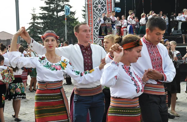 Borshiv テルノーピリ ウクライナ 2016 Borshchiv 市のウクライナ刺繍シャツの伝統的な祭りの参加者 — ストック写真