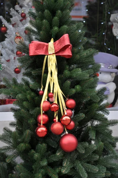 Árvore Natal Decorada Com Bolas Diferentes Diâmetros — Fotografia de Stock