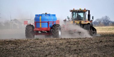Agro-bitkileri tohum Ekim için toprak hazırlanması için karmaşık iştir