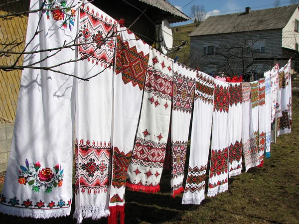 Transcarpathian の乾燥の村の家の近くのウクライナの地域は刺繍入りタオルを洗浄しました タオルはスラヴ人 の物質的な文化のシンボル民俗との儀式の重要な要素 — ストック写真