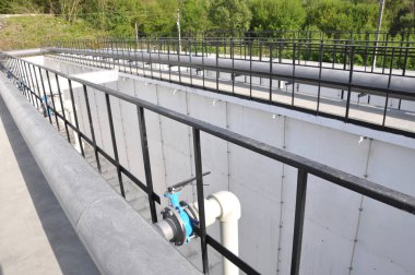 Atıksu arıtma tesisleri küçük bir kasabasında yeniden. Koridor aerotanks yapay biyolojik atık su için inşa edildi