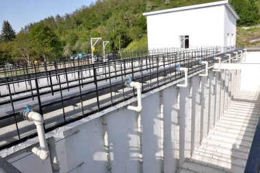 Atıksu arıtma tesisleri küçük bir kasabasında yeniden. Koridor aerotanks yapay biyolojik atık su için inşa edildi