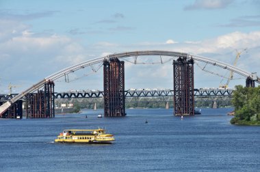  Rekreasyon ve Dnipro Kiev yakınındaki nehirde seyahat için rahat bir motorlu gemi