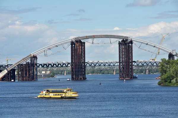  Rekreasyon ve Dnipro Kiev yakınındaki nehirde seyahat için rahat bir motorlu gemi