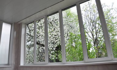 Loggia metal plastik pencereler. Görünüm iç çiçeği apple dışında orta