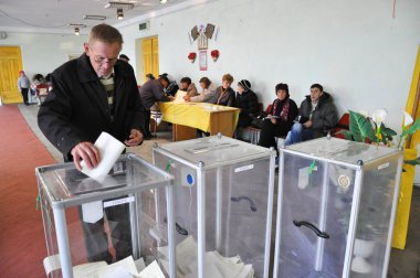 Chortkiv - Ternopil - Ukrayna - 28 Eylül 2012. Ukrayna'da Parlamento seçimleri sırasında bir Yoklama İstasyonu Chortkiv bölgesinde oylama