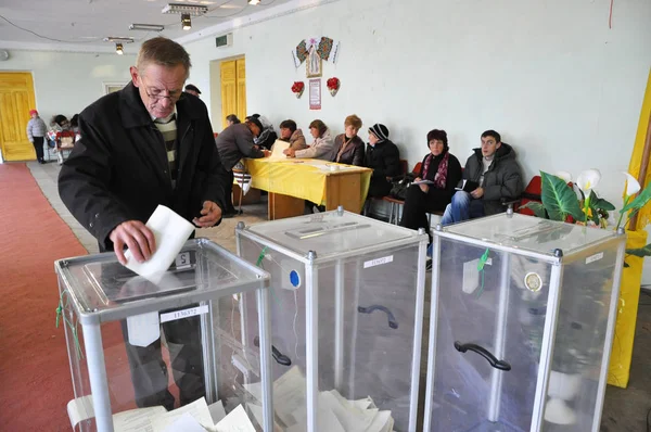Chortkiv Ternopil Ukraine Oktober 2012 Stimmabgabe Einem Wahllokal Bezirk Chortkiv — Stockfoto