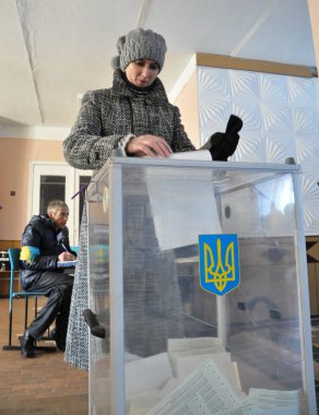 Chortkiv - Ternopil - Ukrayna - 26 Ekim 2014. Ukrayna'da erken parlamento seçimleri sırasında bir Yoklama İstasyonu Chortkiv bölgesinde oylama