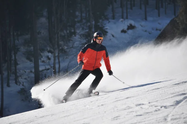 Bukovel Iv诺 Frankivsk 乌克兰 2019年2月7日 乌克兰喀尔巴泰山脉的布科维尔滑雪胜地 观光客滑雪 — 图库照片