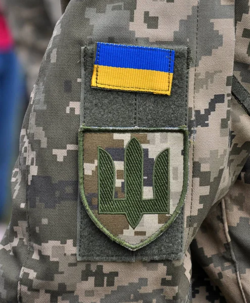 Рукавна Шеврон українського військового — стокове фото