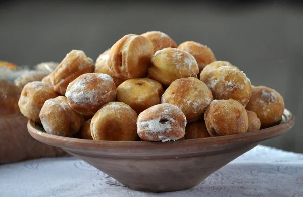 Donuts en un tazón de cerámica —  Fotos de Stock