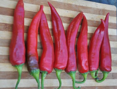 Mutfak tahtasında kırmızı biber