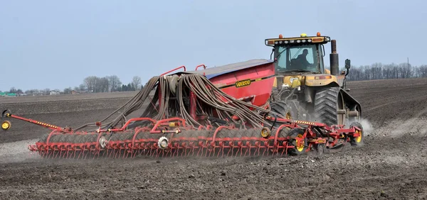 Dans les champs semer les céréales précoces — Photo