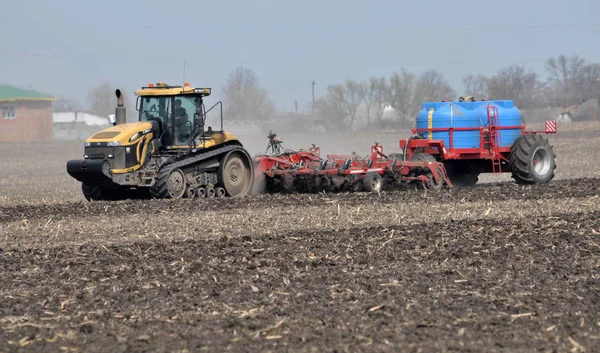 Gleba jest przygotowywana na polu rolnika do siewu Agric — Zdjęcie stockowe