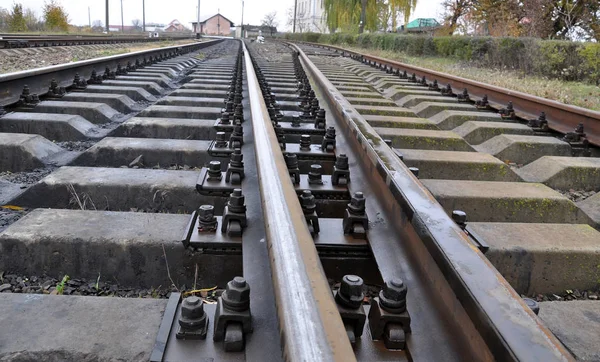 Ferroviária com trilhos e travessas — Fotografia de Stock