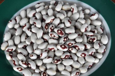 Kırmızı ve beyaz kuru fasulye taneleri