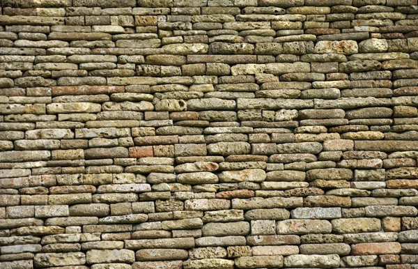 Un muro costruito con pietra naturale — Foto Stock