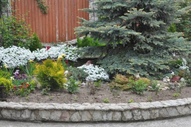 Bahçedeki peyzaj, park, meydan, dinlenme alanındaki modern tasarım parçaları.