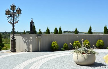 Bahçedeki peyzaj, park, meydan, dinlenme alanındaki modern tasarım parçaları.