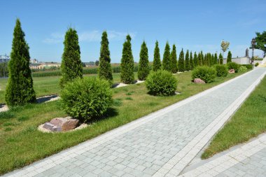 Bahçedeki peyzaj, park, meydan, dinlenme alanındaki modern tasarım parçaları.