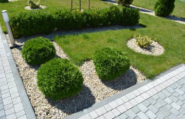 Bahçedeki peyzaj, park, meydan, dinlenme alanındaki modern tasarım parçaları.