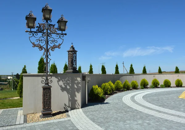 Bahçedeki peyzaj, park, meydan, dinlenme alanındaki modern tasarım parçaları.