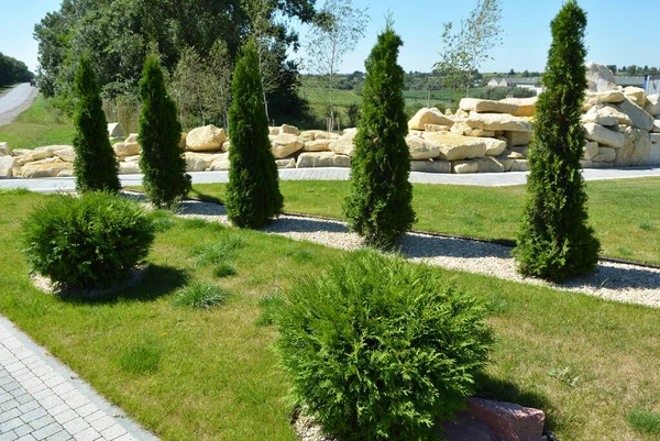 Bahçedeki peyzaj, park, meydan, dinlenme alanındaki modern tasarım parçaları.