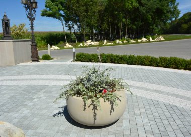 Bahçedeki peyzaj, park, meydan, dinlenme alanındaki modern tasarım parçaları.