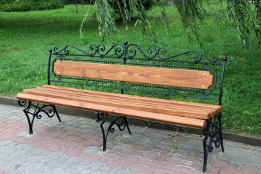 Kitlesel katılım ve eğlence ile parktaki ahşap bank