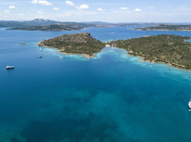 La Maddalena, Sardunya, İtalya kuzeyden bulunan archipel üzerinde hava perspektif robot. Muhteşem yaz yatay, kayalık çevre ve turkuaz kristal berrak denizi.
