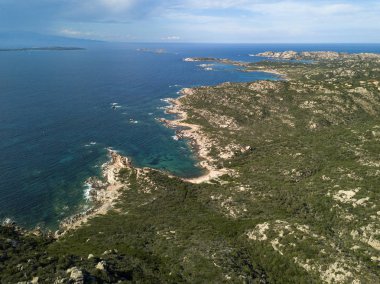 La Maddalena, Sardunya, İtalya kuzeyden bulunan archipel üzerinde hava perspektif robot. Muhteşem yaz yatay, kayalık çevre ve turkuaz kristal berrak denizi.