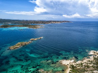 La Maddalena, Sardunya, İtalya kuzeyden bulunan archipel üzerinde hava perspektif robot. Muhteşem yaz yatay, kayalık çevre ve turkuaz kristal berrak denizi.