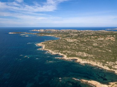 La Maddalena, Sardunya, İtalya kuzeyden bulunan archipel üzerinde hava perspektif robot. Muhteşem yaz yatay, kayalık çevre ve turkuaz kristal berrak denizi.