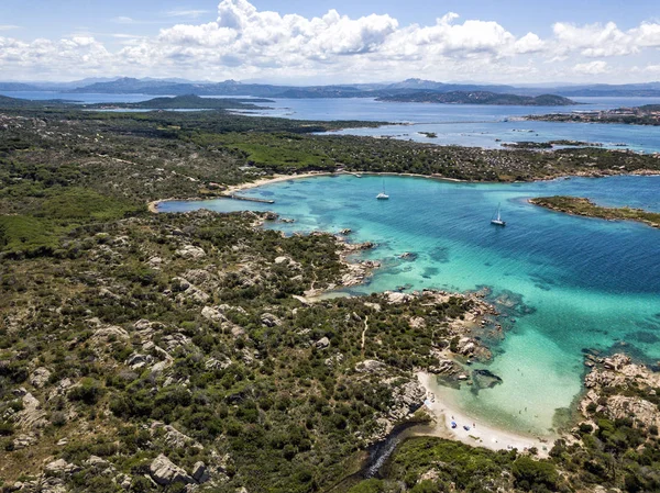 无人机鸟瞰的群岛 位于北从撒丁岛 意大利 令人惊叹的夏季景观与岩石环境和绿松石水晶清澈的大海 — 图库照片