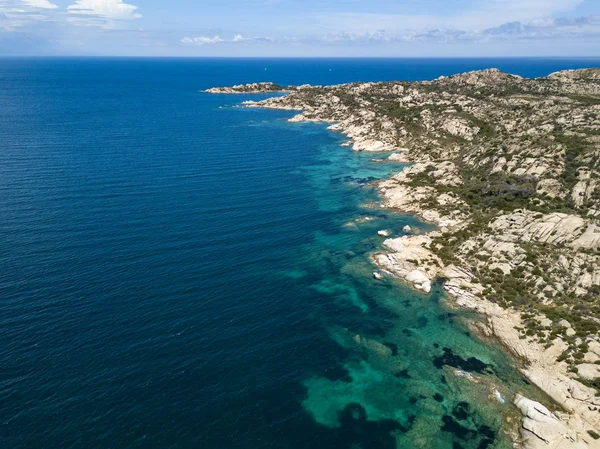 无人机鸟瞰的群岛 位于北从撒丁岛 意大利 令人惊叹的夏季景观与岩石环境和绿松石水晶清澈的大海 — 图库照片