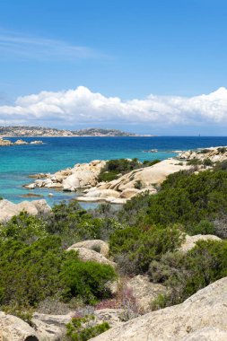 Turkuaz deniz su ve beyaz kayalar çevre Caprea Adası, La Maddalena adalar, İtalya Yaz 2018'parçası üzerinde bir yerde, güneşli bir yaz yatay.