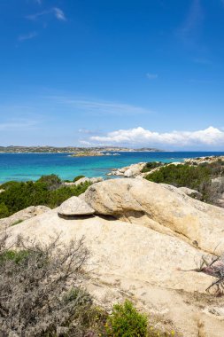 Turkuaz deniz su ve beyaz kayalar çevre Caprea Adası, La Maddalena adalar, İtalya Yaz 2018'parçası üzerinde bir yerde, güneşli bir yaz yatay.