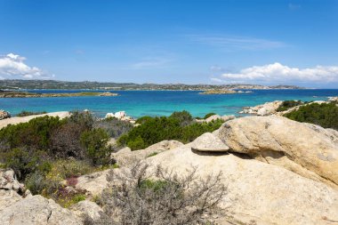 Turkuaz deniz su ve beyaz kayalar çevre Caprea Adası, La Maddalena adalar, İtalya Yaz 2018'parçası üzerinde bir yerde, güneşli bir yaz yatay.