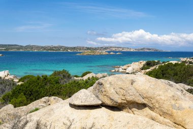 Turkuaz deniz su ve beyaz kayalar çevre Caprea Adası, La Maddalena adalar, İtalya Yaz 2018'parçası üzerinde bir yerde, güneşli bir yaz yatay.