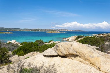 Turkuaz deniz su ve beyaz kayalar çevre Caprea Adası, La Maddalena adalar, İtalya Yaz 2018'parçası üzerinde bir yerde, güneşli bir yaz yatay.