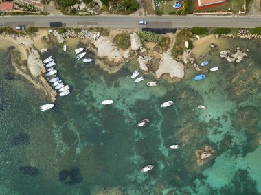 La maddalena, İtalya'nın turkuaz denizin yüzeyinde yüzen birçok tekne ile uçağı görünümünden aeye kuşlar. 