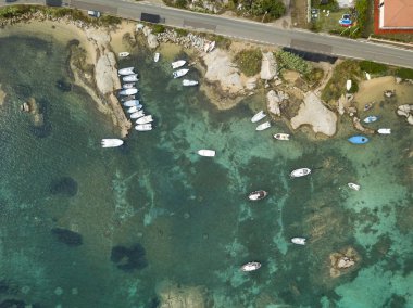 La maddalena, İtalya'nın turkuaz denizin yüzeyinde yüzen birçok tekne ile uçağı görünümünden aeye kuşlar. 
