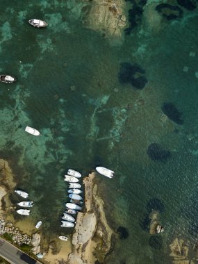 La maddalena, İtalya'nın turkuaz denizin yüzeyinde yüzen birçok tekne ile uçağı görünümünden aeye kuşlar. 