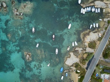 La maddalena, İtalya'nın turkuaz denizin yüzeyinde yüzen birçok tekne ile uçağı görünümünden aeye kuşlar. 