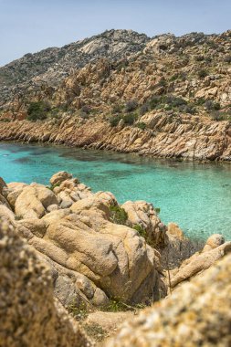 Avrupa'da, Sardunya, İtalya kuzeyinde yer alan la maddalena archipel çoğu plajlardan, yaz yatay. Berrak turkuaz su ve küçük kum plaj. Mükemmel için harcanan yaz tatili.