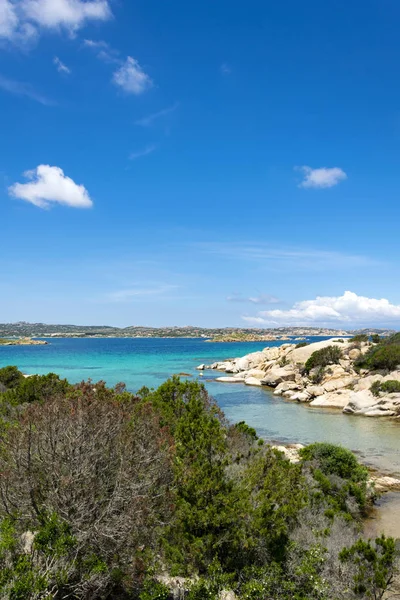 Turkuaz deniz su ve beyaz kayalar çevre Caprea Adası, La Maddalena adalar, İtalya Yaz 2018'parçası üzerinde bir yerde, güneşli bir yaz yatay.